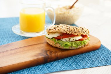 sandiwch ahşap tahta ve portakal suyu