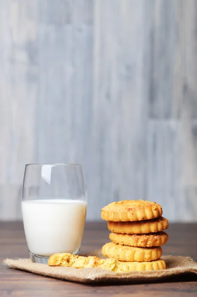 Small cookies and a glass of milk — Stock Photo, Image