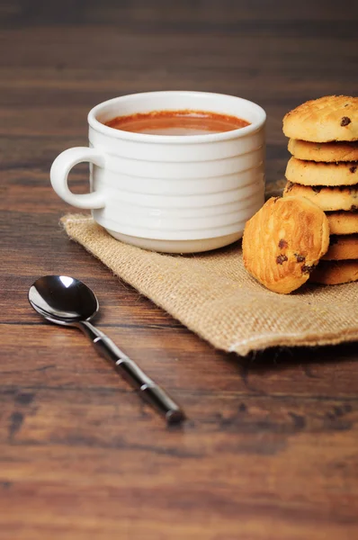 Pliki cookie i filiżance czekolady — Zdjęcie stockowe