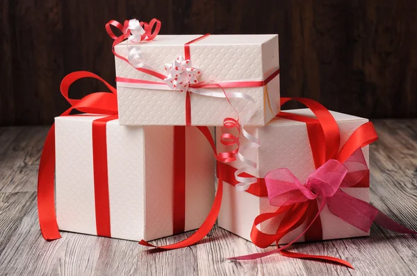 Tres cajas de regalo de diferentes colores — Foto de Stock