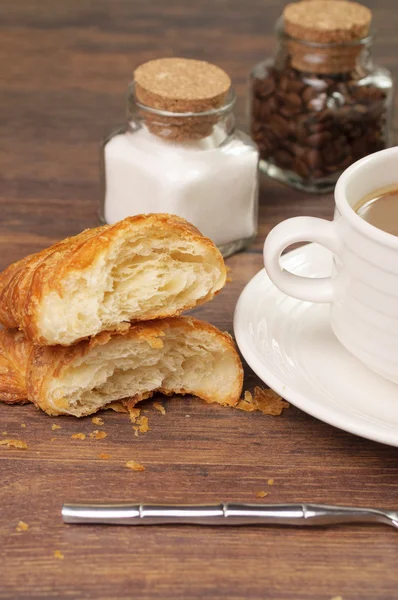 Stukken van gebak, suiker en koffie — Stockfoto