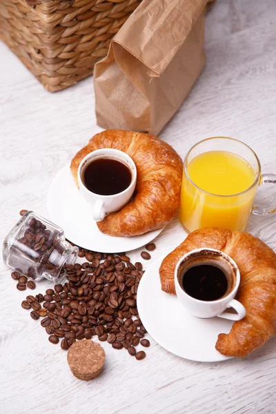 Hälsosam frukost med kaffe och apelsin juice — Stockfoto