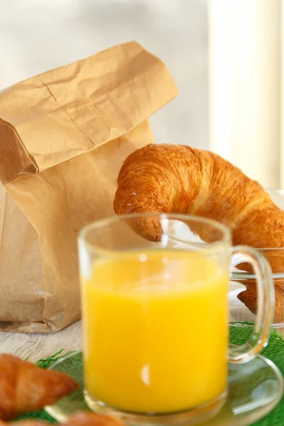 Saco de papel de almoço com croissant e suco de laranja — Fotografia de Stock