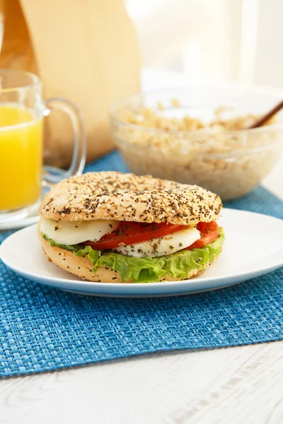 Mozarella-Sandwich auf blauer Tischdecke — Stockfoto