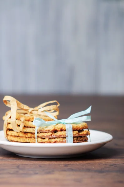 Two stacks of cookies with different ribbons — Stock Photo, Image