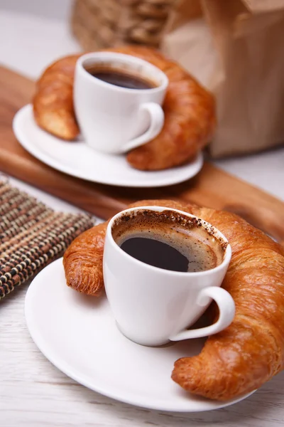 Tazze di caffè con croissant — Foto Stock