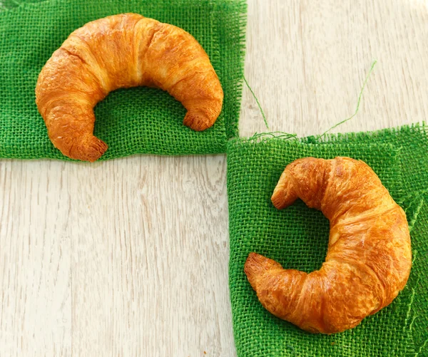 Dua croissant pada kain linen hijau — Stok Foto