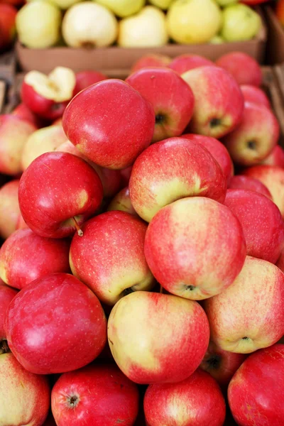 Manzanas rojas de granja en el mercado — Foto de Stock