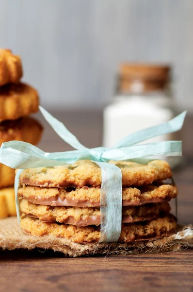 Söta små kakor med en ljus blå båge — Stockfoto
