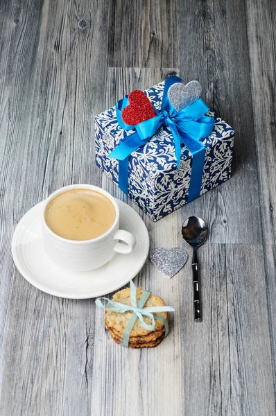 Valentinstagsgeschenk mit Kaffee und Keksen — Stockfoto