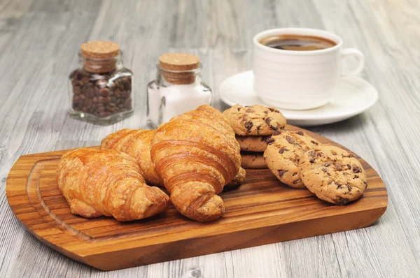 Fincan kahve ve farklı pişmiş ürünler — Stok fotoğraf