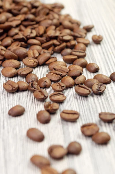 Kaffeebohnen auf einem Holzgrund — Stockfoto