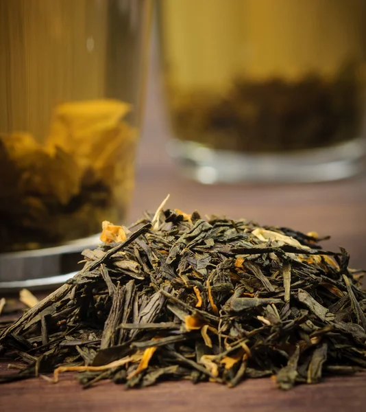 A heap of tea leves on a table — Stock Photo, Image