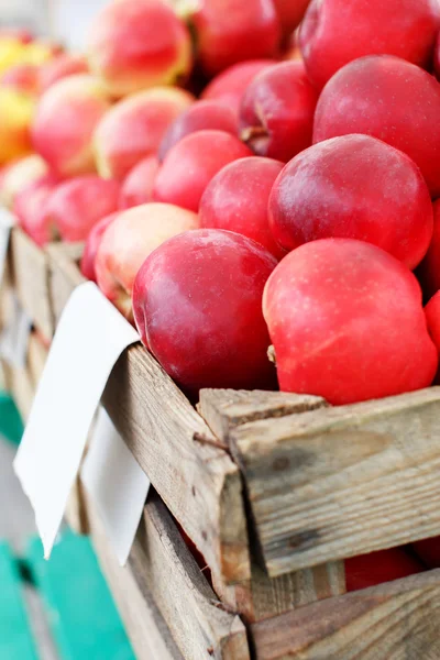 Piyasası elma ile ahşap sandık — Stok fotoğraf