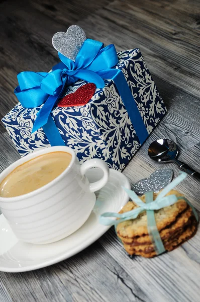 A cup of coffee and cookies with a romantic gift box — Stock Photo, Image