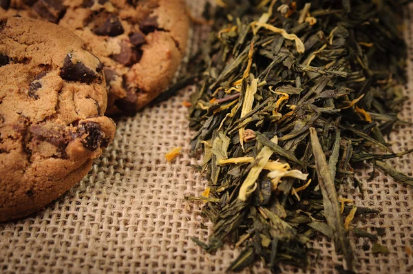 Biscotti con gocce di cioccolato e foglie di tè secco — Foto Stock