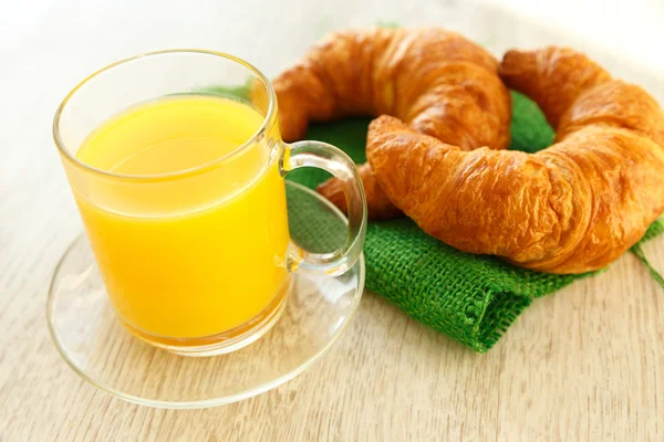 Continentaal ontbijt: croissants en een kopje sinaasappelsap — Stockfoto