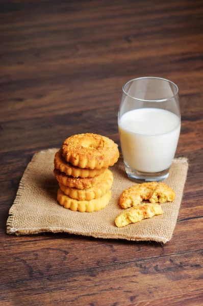 Biscotti e latte su una superficie di legno — Foto Stock