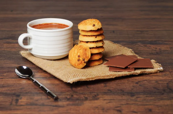 Een kop warme chocolademelk en cookies — Stockfoto