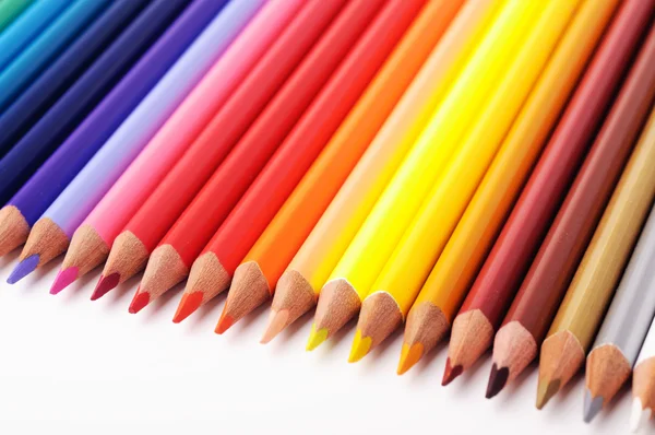 Farbstifte jeder Farbe des Regenbogens — Stockfoto
