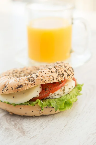 Sandwich keju dan tomat Mozarella dengan jus — Stok Foto