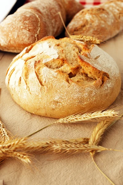 Trozo de pan roto en una servilleta de lino — Foto de Stock