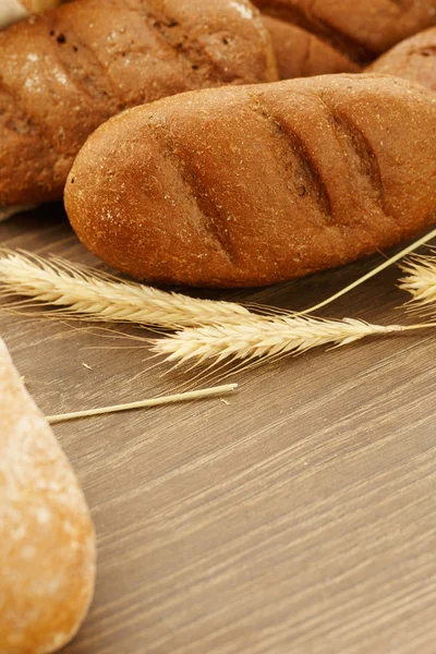 Pedaço de pão rasgado em um guardanapo de linho — Fotografia de Stock