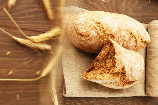 Pedaço de pão rasgado em um guardanapo de linho — Fotografia de Stock