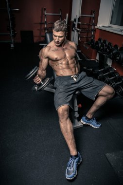 yakışıklı olan bir halter kaldırma