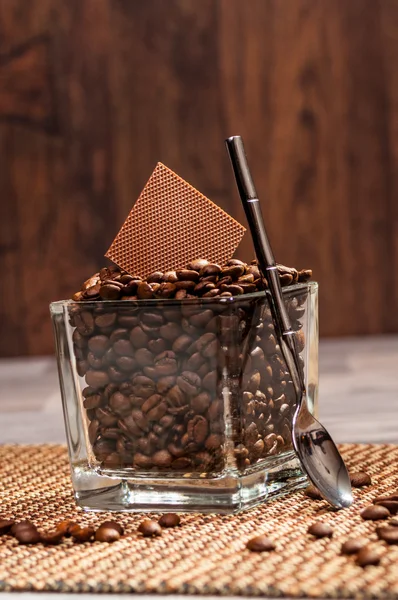 Granos de café en un frasco de vidrio — Foto de Stock