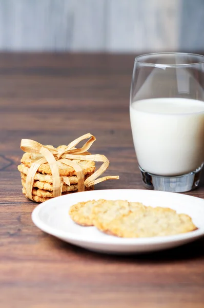 Un bicchiere di latte e biscotti dietetici — Foto Stock