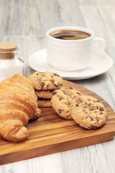 Alcuni croissant e biscotti con caffè — Foto Stock