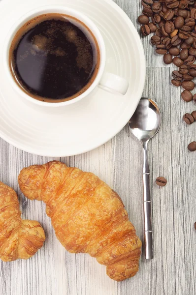 Två croissanter och en kopp svart kaffe — Stockfoto