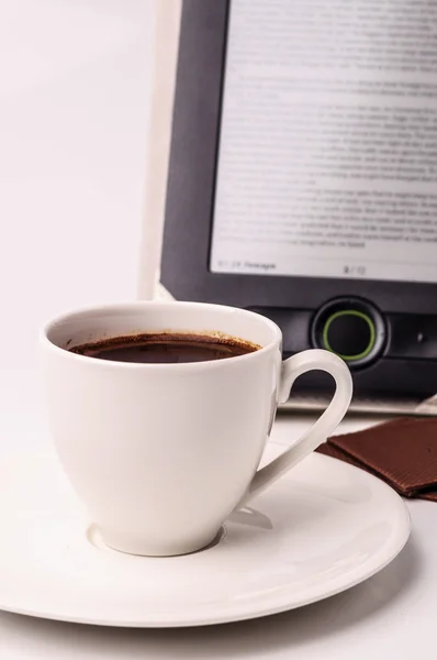 En kopp kaffe och en handdator — Stockfoto