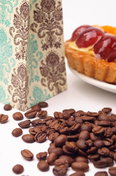 Koffie bonen met vrucht taartje — Stockfoto