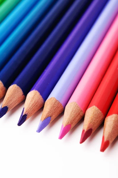 Close-up van rood en violet potloden — Stockfoto