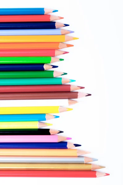 Diferentes lápis de cor em uma linha ondulada — Fotografia de Stock