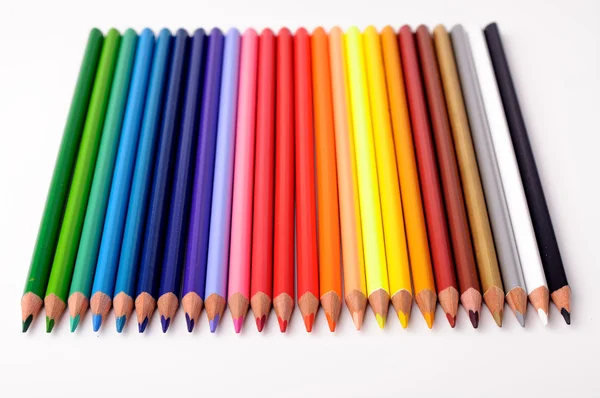 En regnbåge av färgpennor — Stockfoto