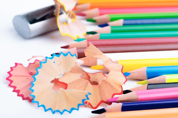 Un temperamatite e matite di colore tagliente — Foto Stock