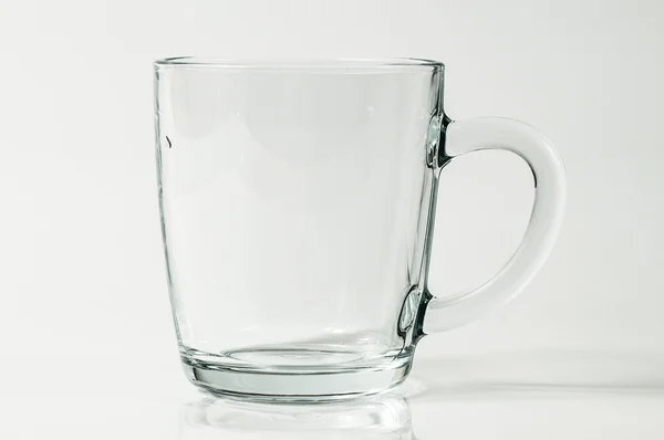 Une image isolée d'une tasse en verre transparent — Photo