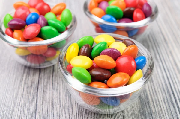 Bunte harte Bonbons in Glasschalen — Stockfoto