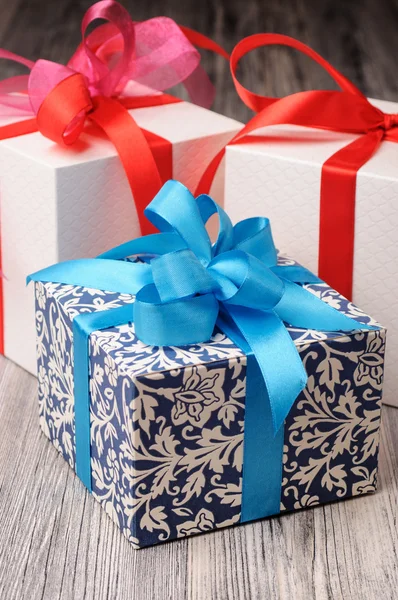 Üç güzel hediye kutuları ahşap yüzeye — Stok fotoğraf