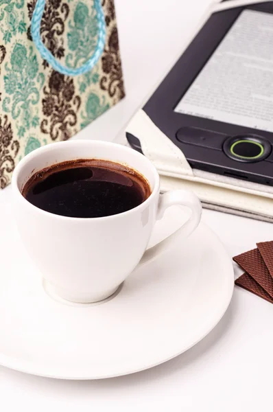 Una taza de café y una tableta PC — Foto de Stock