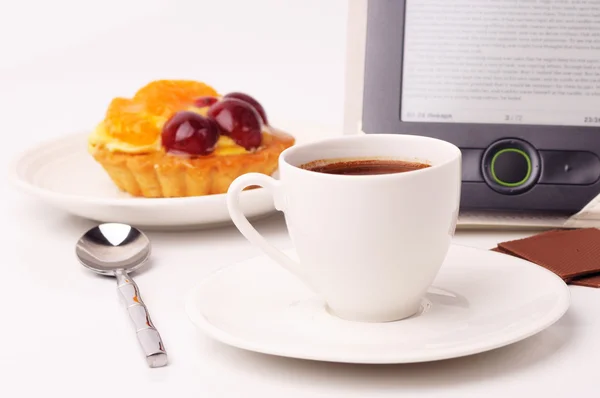 An electronic reader and coffee with a tartlet — Stock Photo, Image