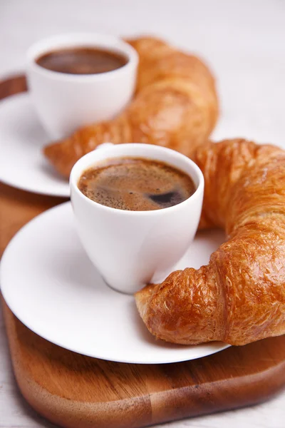 Ontbijt kopjes koffie en croissants — Stockfoto