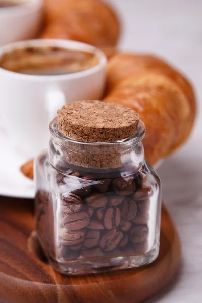 咖啡豆放进罐子里清新的早晨 — 图库照片