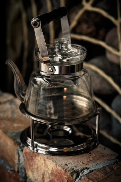 Kamping brülör üzerinde cam çaydanlık — Stok fotoğraf