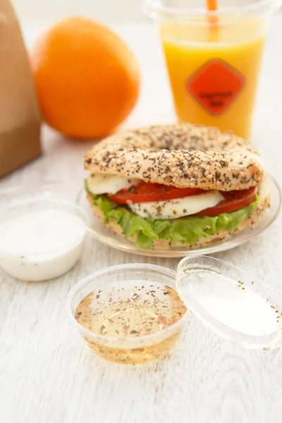 Frisches Sesambrötchen und Soße — Stockfoto