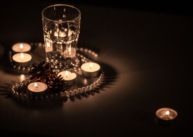 inci boncuk ve çam kozalakları ve bardak mumlarla