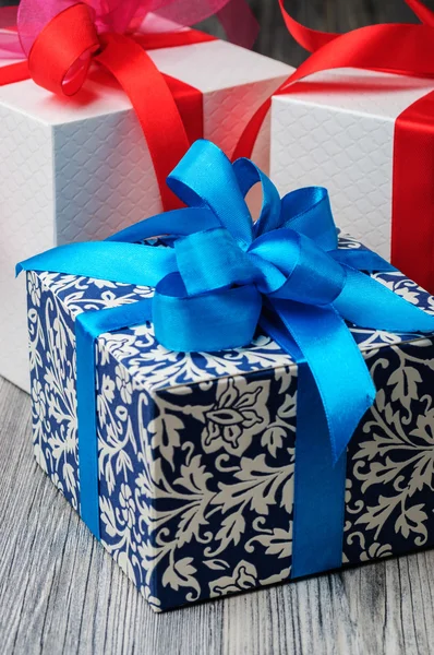 Tres cajas de regalo de diferentes colores —  Fotos de Stock